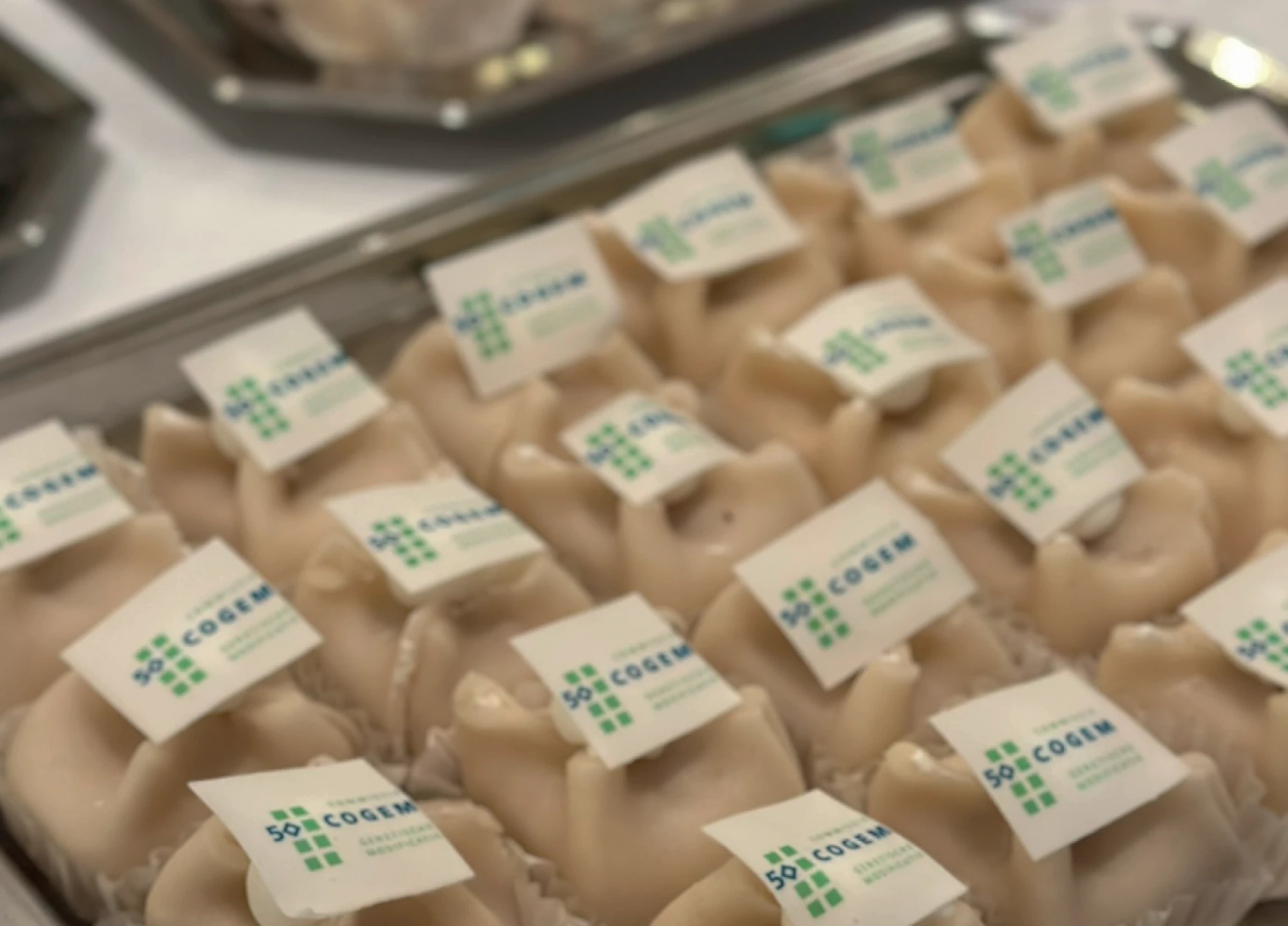Gebakjes op een rij met COGEM logo er op